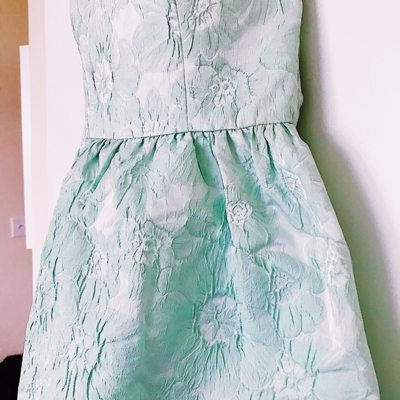 Adorable mint dress with fun open back - Picture 3 of 4